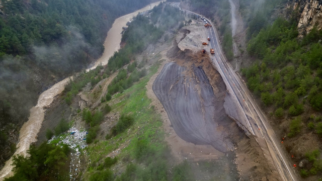 Adana'da Feke-Saimbeyli kara yolunda ulaşım heyelan nedeniyle tek yönlü sağlanıyor