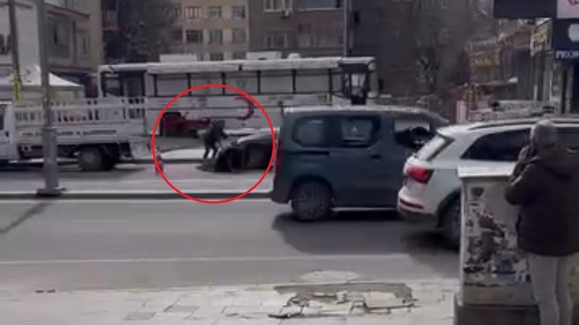 Diyarbakır'da 3 kişinin yaralandığı silahlı kavga kamerada