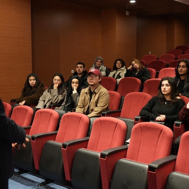 İletişim Fakültesi Dekanı Avcı, öğrencilerle buluştu