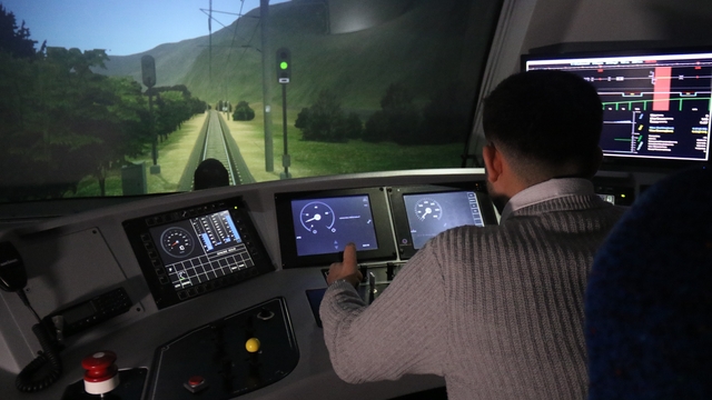 Geleceğin makinistleri bu merkezde yetişiyor
Bir asrı aşkın süredir eğitim veren merkez geleceğin makinistlerini yetiştiriyor
Tren simülatörlerinde eğitim veren Uzman Öğretmen Mürsel Dülger:
"Makinistlik görevlerini gerçeğe en yakın haliyle öğretiyoruz"
"960 saatlik eğitimin 222 saati simülatörlerimizde gerçekleştirilmektedir"
"Bir makinistin yolda karşılaşabileceği her türlü durumu canlandırabiliyoruz"
