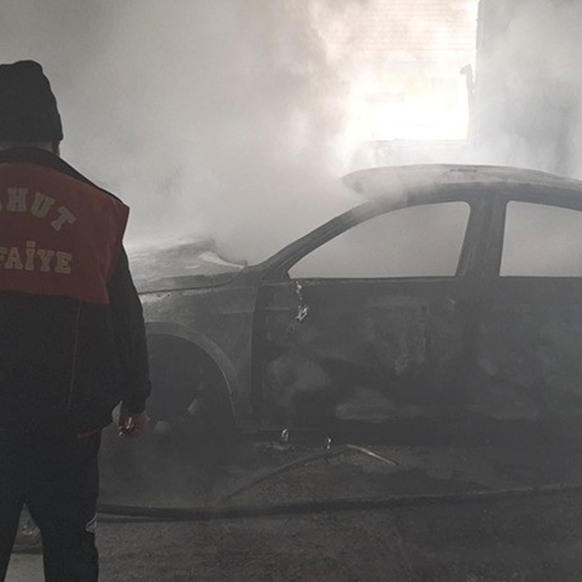 Otomobil yangını paniğe neden oldu