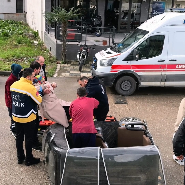 Devrilen triportörün sürücüsü yaralandı, yanındaki oğlu gözyaşı döktü