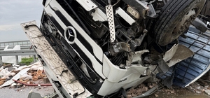 Otoyolda kazaya karışan tır ters döndü: 1 yaralı