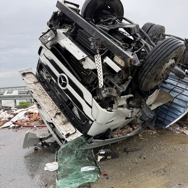 Otoyolda kazaya karışan tır ters döndü: 1 yaralı