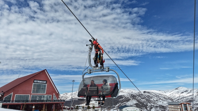 Teleferikte mahsur kalanlar başarılı bir operasyonla kurtarıldı
Yıldızdağı Kış Sporları Turizm Merkezi'nde gerçekleştirilen kurtarma tatbikatı gerçeğini aratmadı