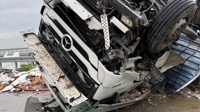 Otoyolda kazaya karışan tır ters döndü: 1 yaralı