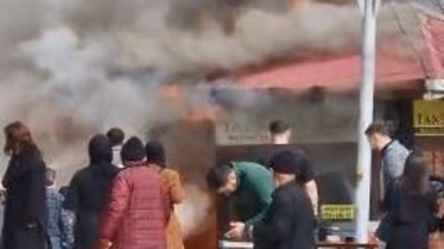 Artvin'de taksi durağında çıkan yangın paniğe neden oldu