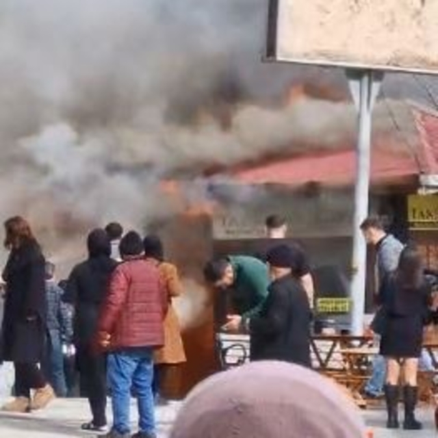 Artvin'de taksi durağında çıkan yangın paniğe neden oldu