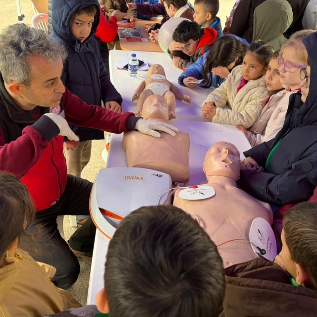 Düzce'de çocuklara afet eğitimleri sürüyor