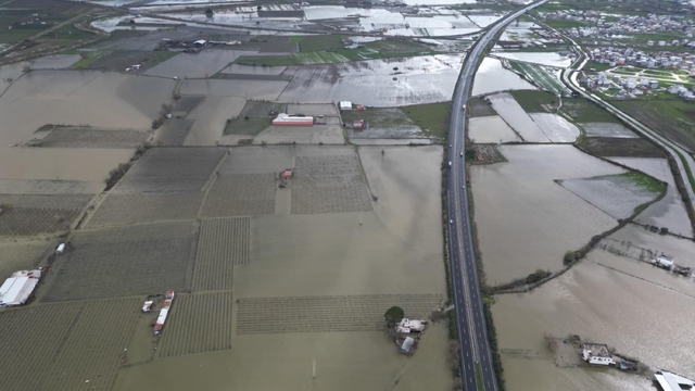 Gediz Nehir taştı; su altında kalan ova dronla görüntülendi