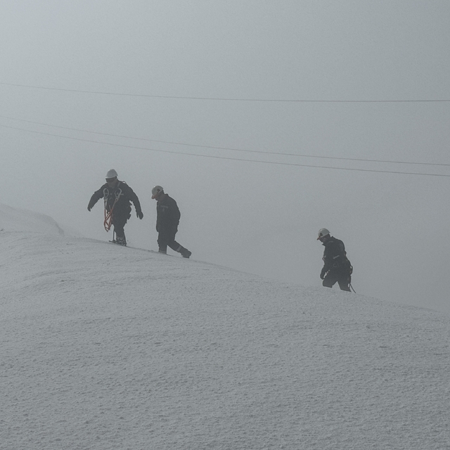 Hakkari'de VEDAŞ ekibi, karlı dağda arızayı gidererek köye yeniden enerji v...