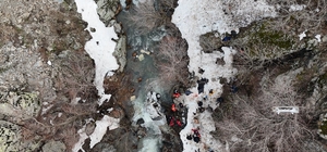 Bitlis'te hafif ticari araç, dereye uçtu: 3 ölü, 5 yaralı