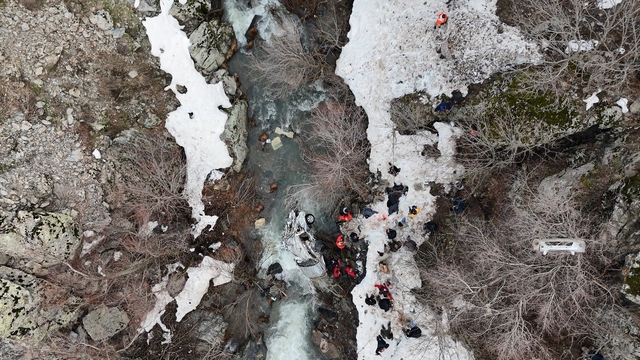 Bitlis'te hafif ticari araç, dereye uçtu: 3 ölü, 5 yaralı