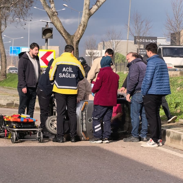 Devrilen triportörde annesi yaralanan çocuk gözyaşlarını tutamadı
