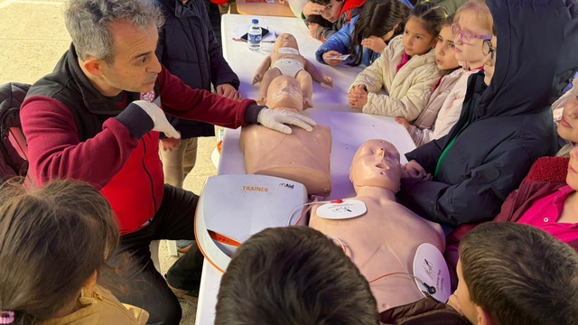 Düzce'de çocuklara afet eğitimleri sürüyor