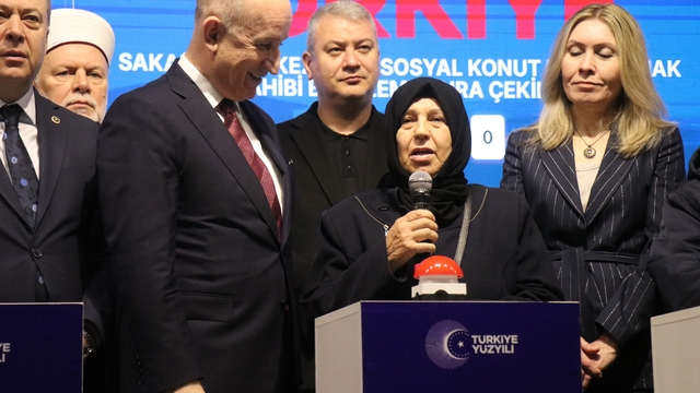 Sakarya'da 6 bin 633 hak sahibi kura ile belirlendi
Bakan Yardımcısı Ömer Bulut:
"Ev sahibi olma hakkı evrensel, anayasal bir haktır"