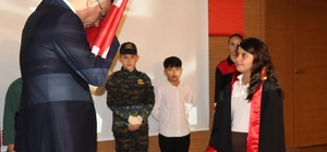 Öğrencilerin ay yıldız temalı gösterisi göğüs kabarttı