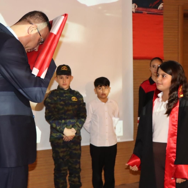 Öğrencilerin ay yıldız temalı gösterisi göğüs kabarttı