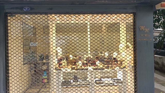 Son anda kapıyı kapatan kuyumcu, soygunu önledi