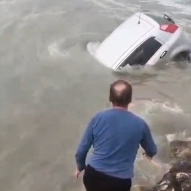 Aracıyla denize düşen sürücüyü Sahil Güvenlik kurtardı