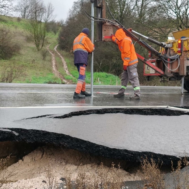 Balıkesir'de asfalt yol, sağanak sonrası çöktü
