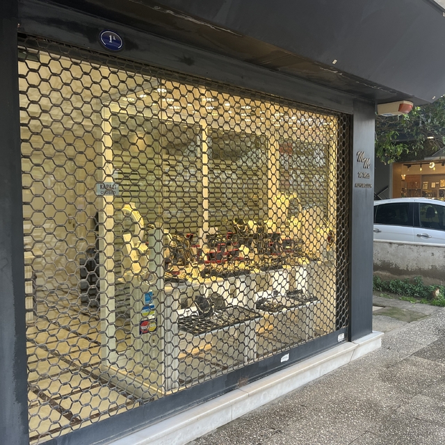 İzmir'de kuyumcuya silahlı soygun girişimi
Konak'taki soygun girişimi kamer...