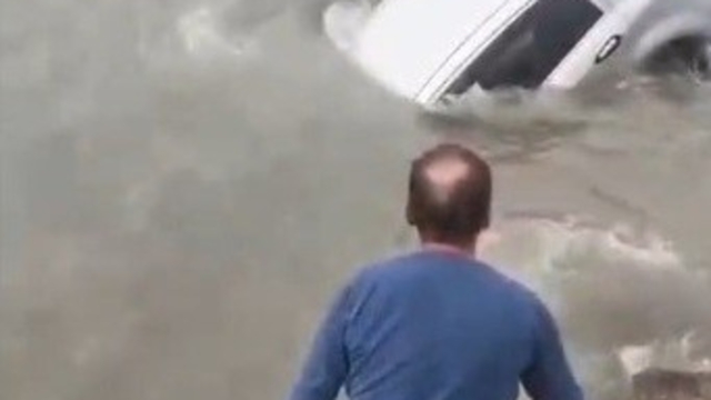 Aracıyla denize düşen sürücüyü Sahil Güvenlik kurtardı