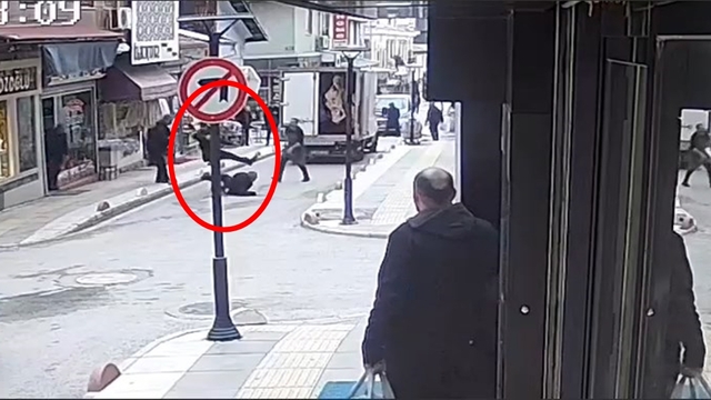 Tabanca ile vurup tekmeledi; o anlar kamerada