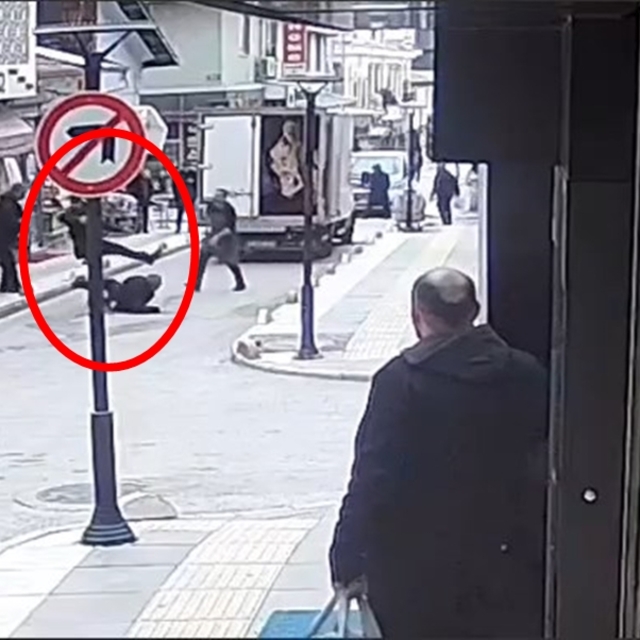 Tabanca ile vurup tekmeledi; o anlar kamerada