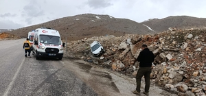 Malatya'da devrilen otomobildeki 5 kişi yaralandı