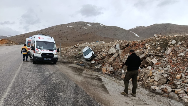Malatya'da devrilen otomobildeki 5 kişi yaralandı