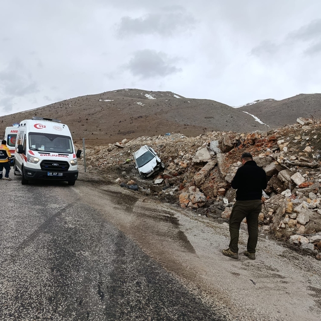 Malatya'da devrilen otomobildeki 5 kişi yaralandı