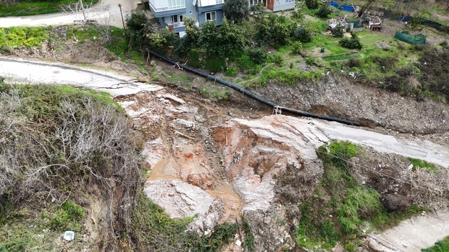 Alanya'da sağanak sonrası korkutan manzara
Evlerde çatlaklar oluştu, elektrik direği devrilme tehlikesi yaşandı