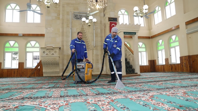 Mersin'in Akdeniz ilçesinde camiler ramazan ayına hazırlandı