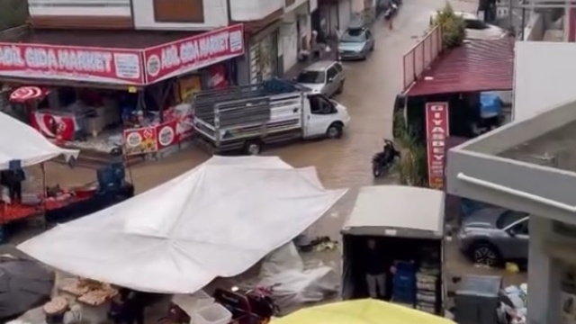 Adana'da sağanak; yollar göle döndü