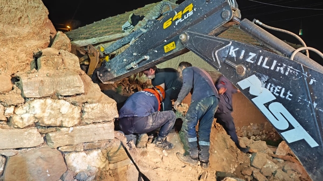 Çankırı'da çöken ahırdaki 15 büyükbaş hayvandan 5'i öldü