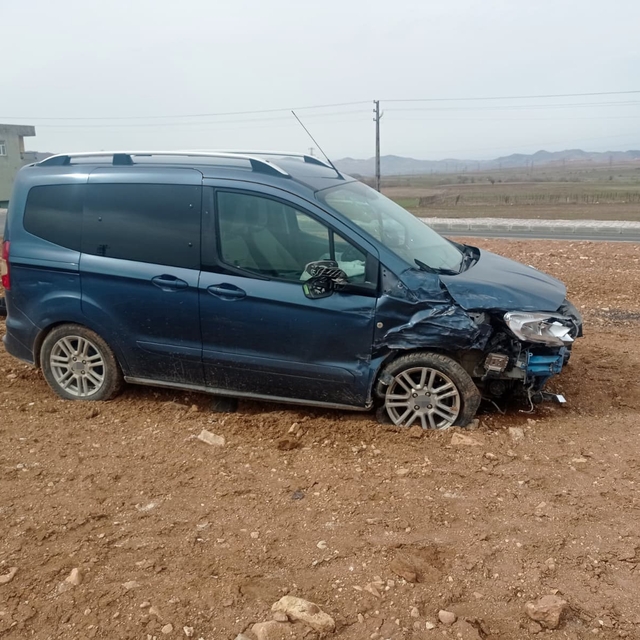 Gercüş'te çarpışan araçlardan burunları bile kanamadan kurtuldular