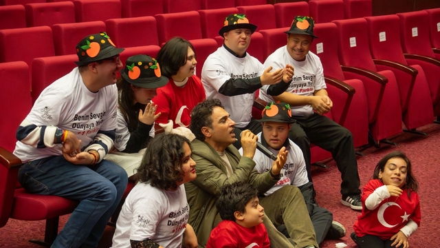 Adana'da özel gereksinimli çocuklar sanatçı Uğur Aslan ile bir araya geldi