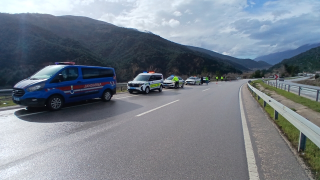 Amasya'da bariyere çarpan otomobildeki 3 kişi yaralandı
