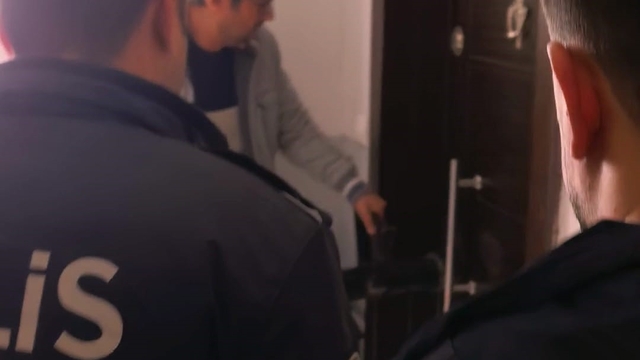 Bursa'da öfkeli genç ablasını bıçakla rehin aldı
Koç başıyla girilen daireden abla kurtarılırken, genç gözaltına alındı