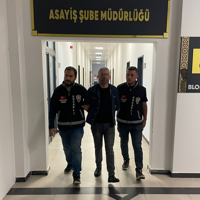 Önce teşekkür etti, cezayı duyunca da bağırdı
Cezaevinden iki kez kaçan hük...