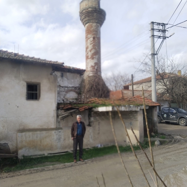 Balıkesir'de tarihi eski cami çürümeye başladı