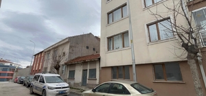 Binanın 3'üncü katındaki dairenin camından aşağı düşen 12 yaşındaki çocuk a...