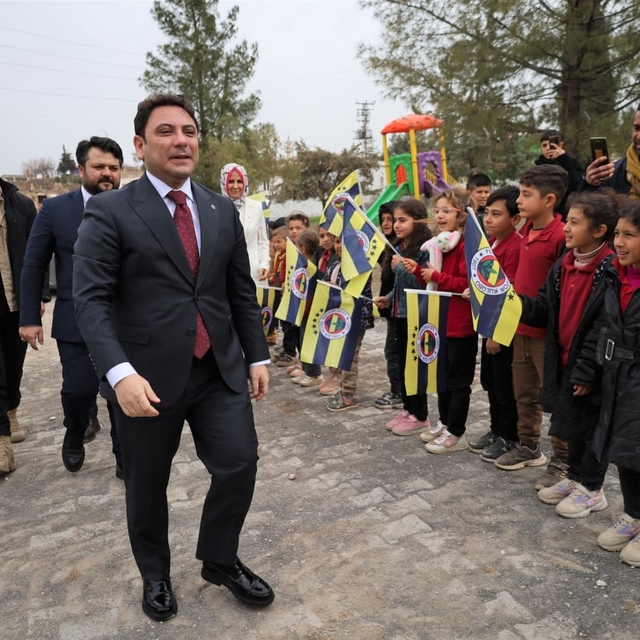 Öğrenciler kaymakamı Fenerbahçe bayraklarıyla karşıladı