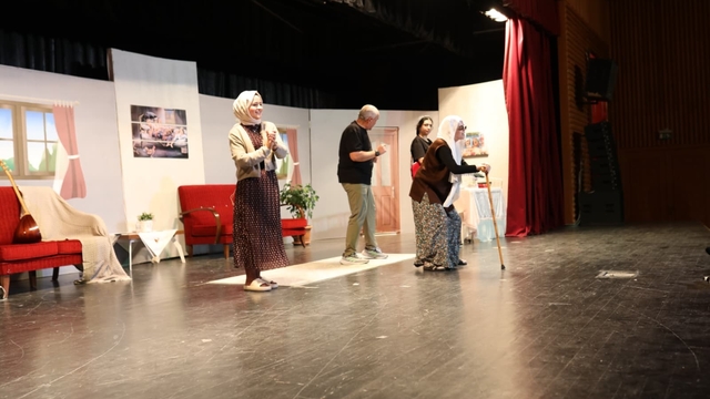 Öğretmenlerin sahnelediği "İdeal Aile Reçetesi-2" oyunu ilgi gördü