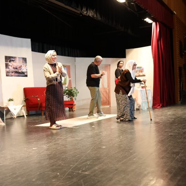 Öğretmenlerin sahnelediği "İdeal Aile Reçetesi-2" oyunu ilgi gördü