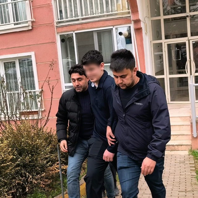 Ablasını bıçakla rehin alan 17 yaşındaki şüpheli gözaltında