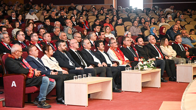 Karamanoğlu Mehmetbey Üniversitesi'nde cübbe giyme töreni düzenlendi