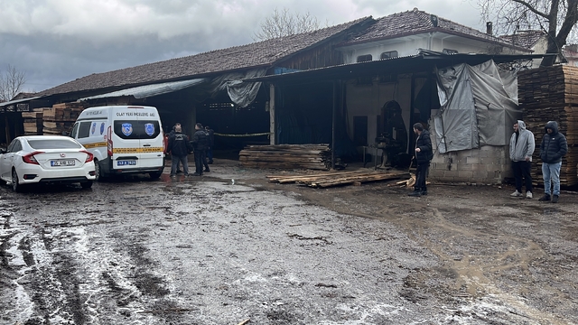Kütahya'da tomruk biçme makinesinin üstüne düşen işçi öldü