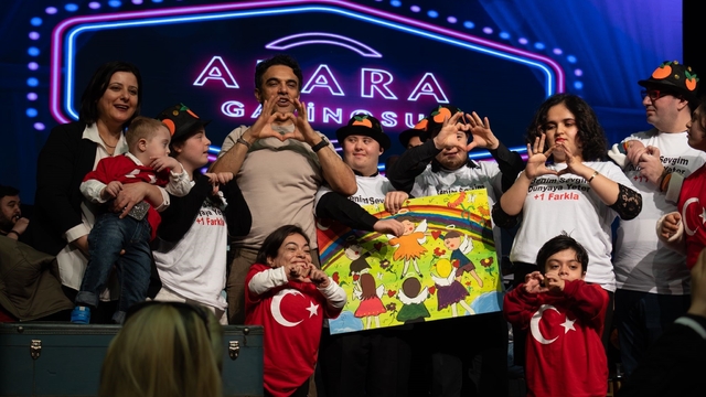 Adana'da özel ihtiyaçlı çocuklar sanatçı Uğur Aslan ile buluştu